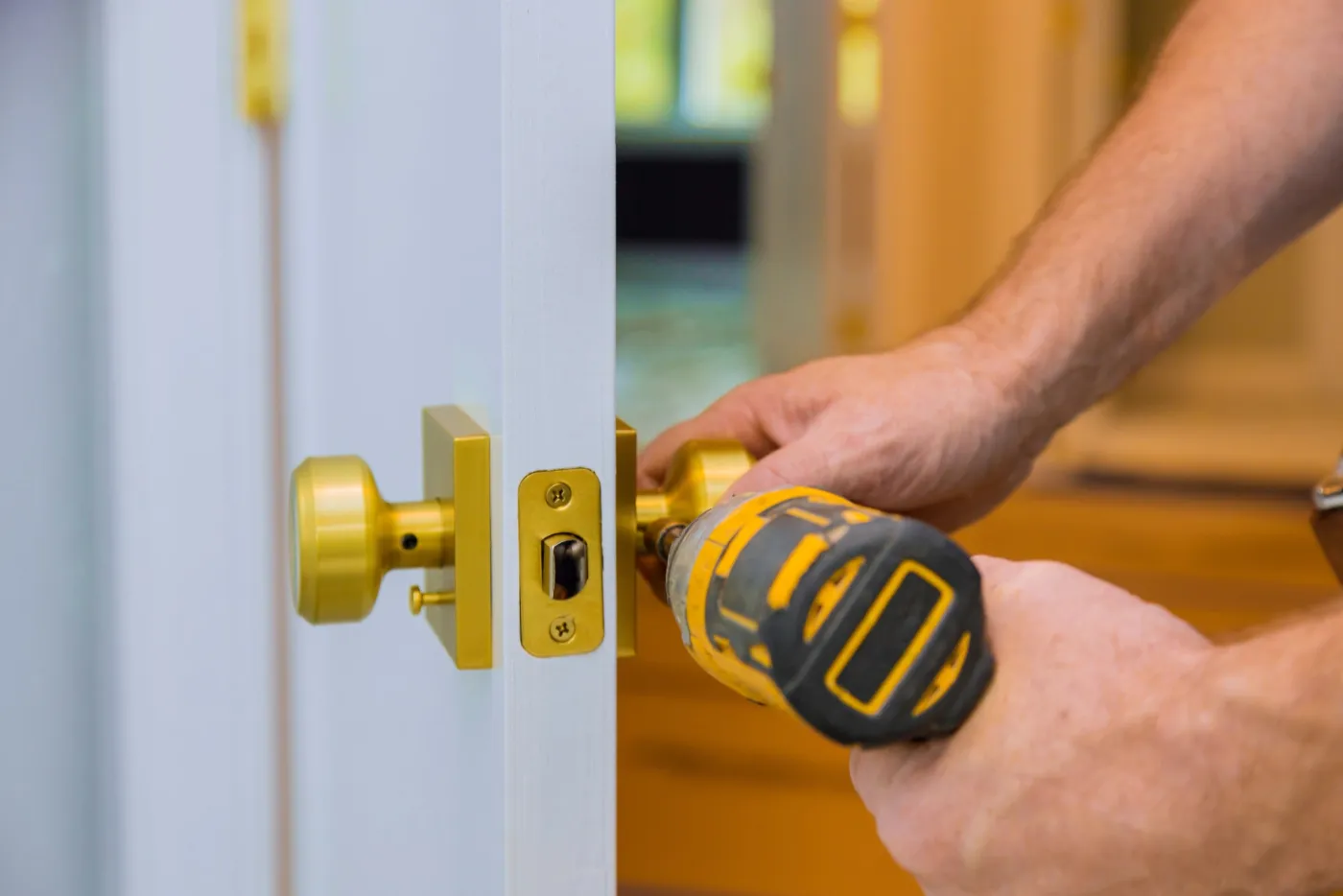 Pose d'une poignée et d'une serrure de porte dans le 16e
