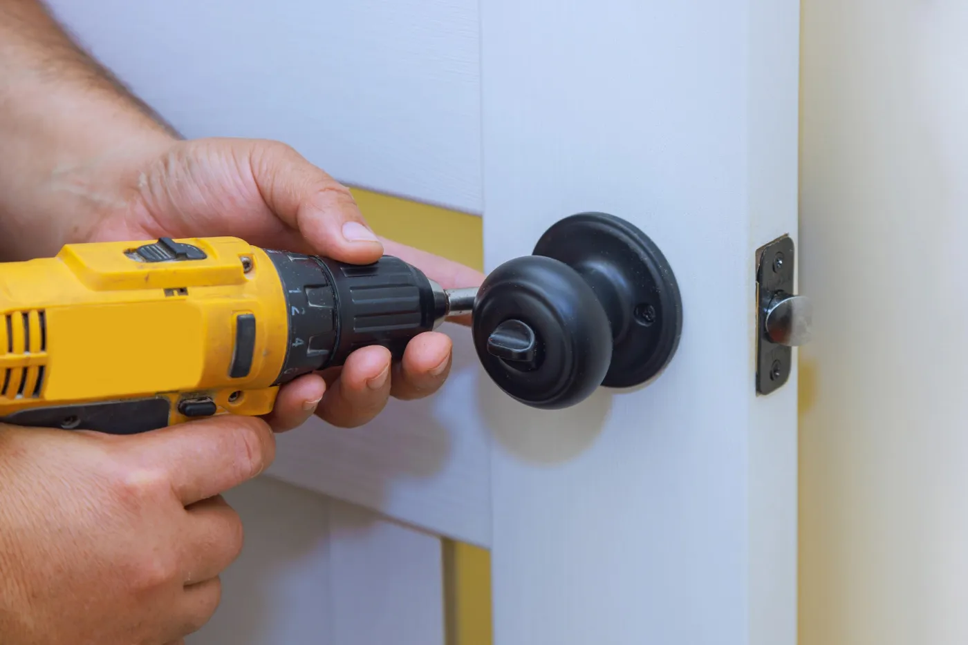 Montage d'un bouton de porte sur une entrée de pavillon dans le 16e