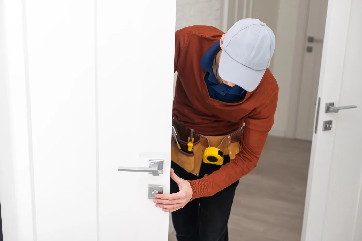 Réglage d'une serrure sur une porte d'appartement dans les Paris